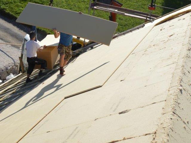 Dachdecker bei der Arbeit